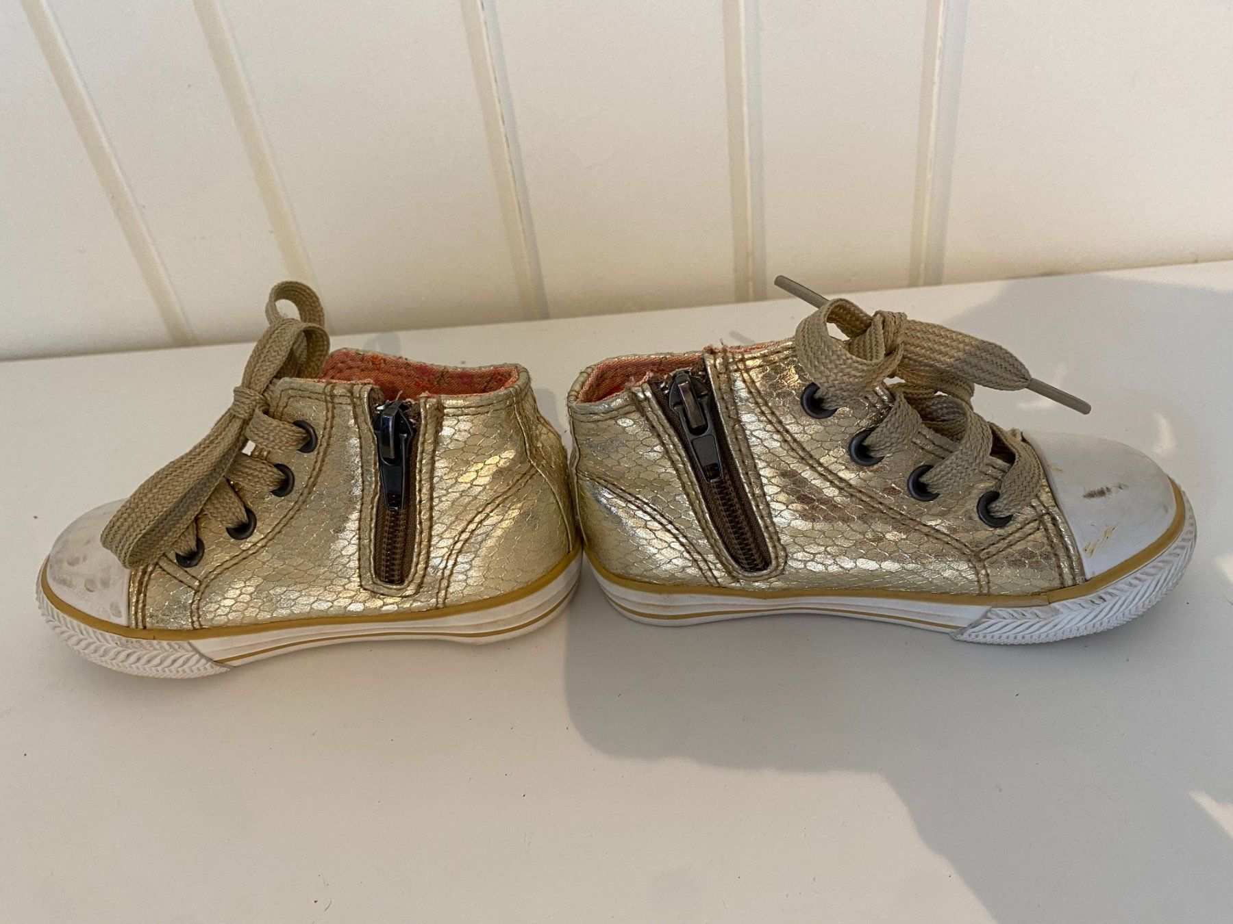 Scarpe per ragazzi: Sneakers / Turnschuhe Grösse 22 – Usato da Richterswil venduto da Mano1st