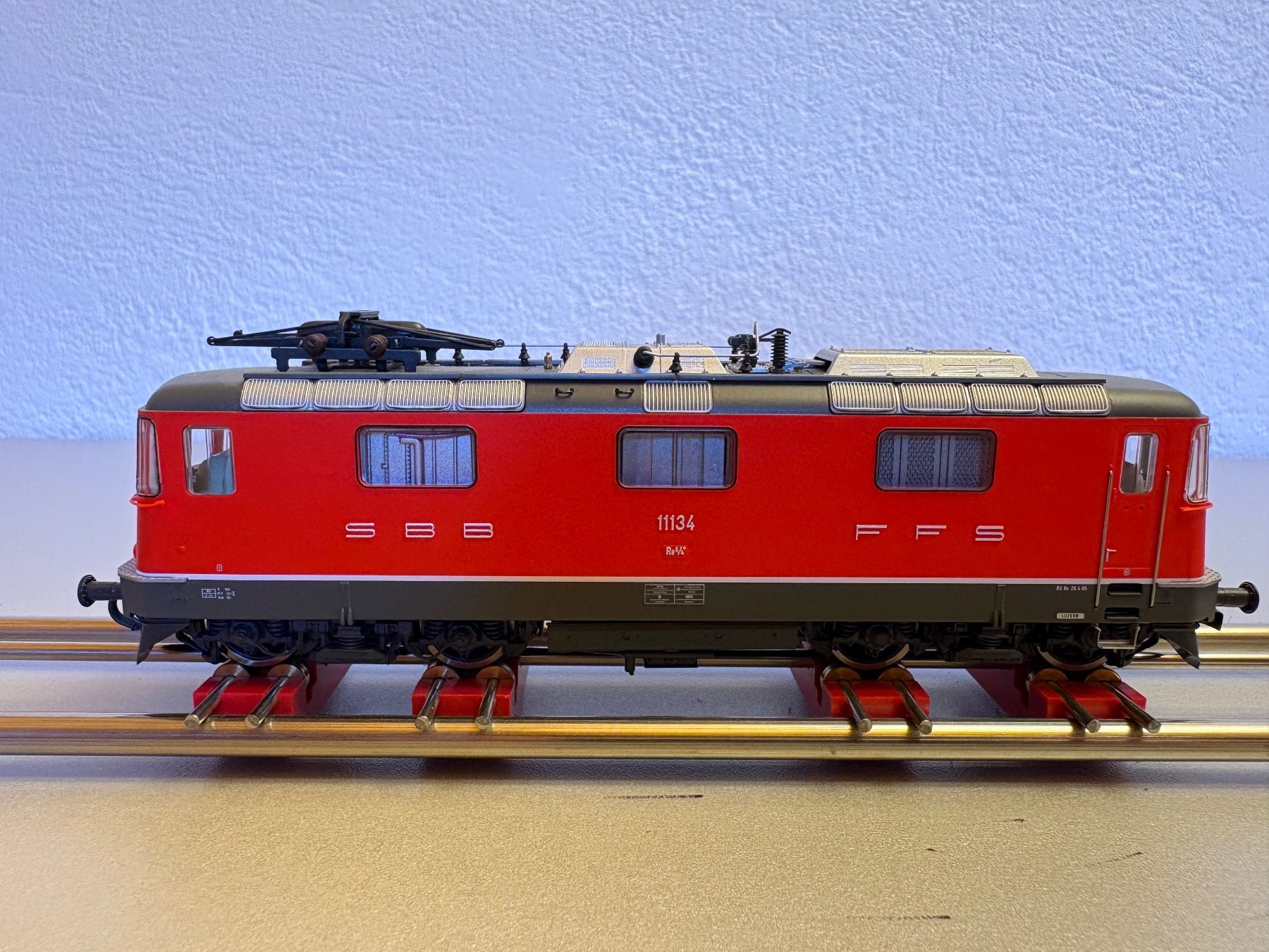 Roco Modelleisenbahnen: Roco Re 4/4 rot SBB digital – Gebraucht aus Stäfa von chris_c638