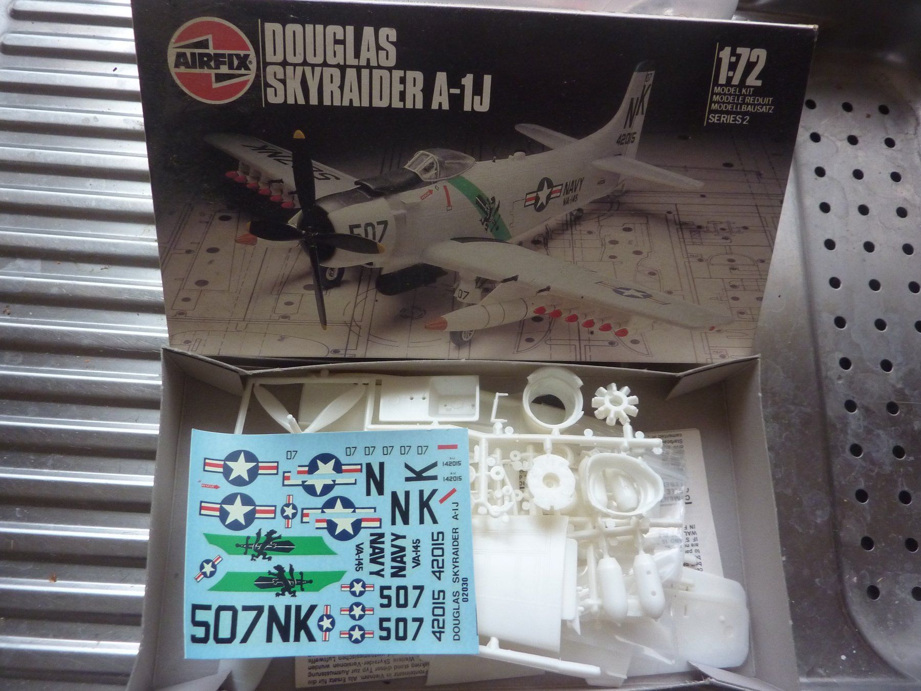 Airfix Kits de montage: SKYRAIDER – Neuf avec emballage d'origine à Balsthal par bouteliee