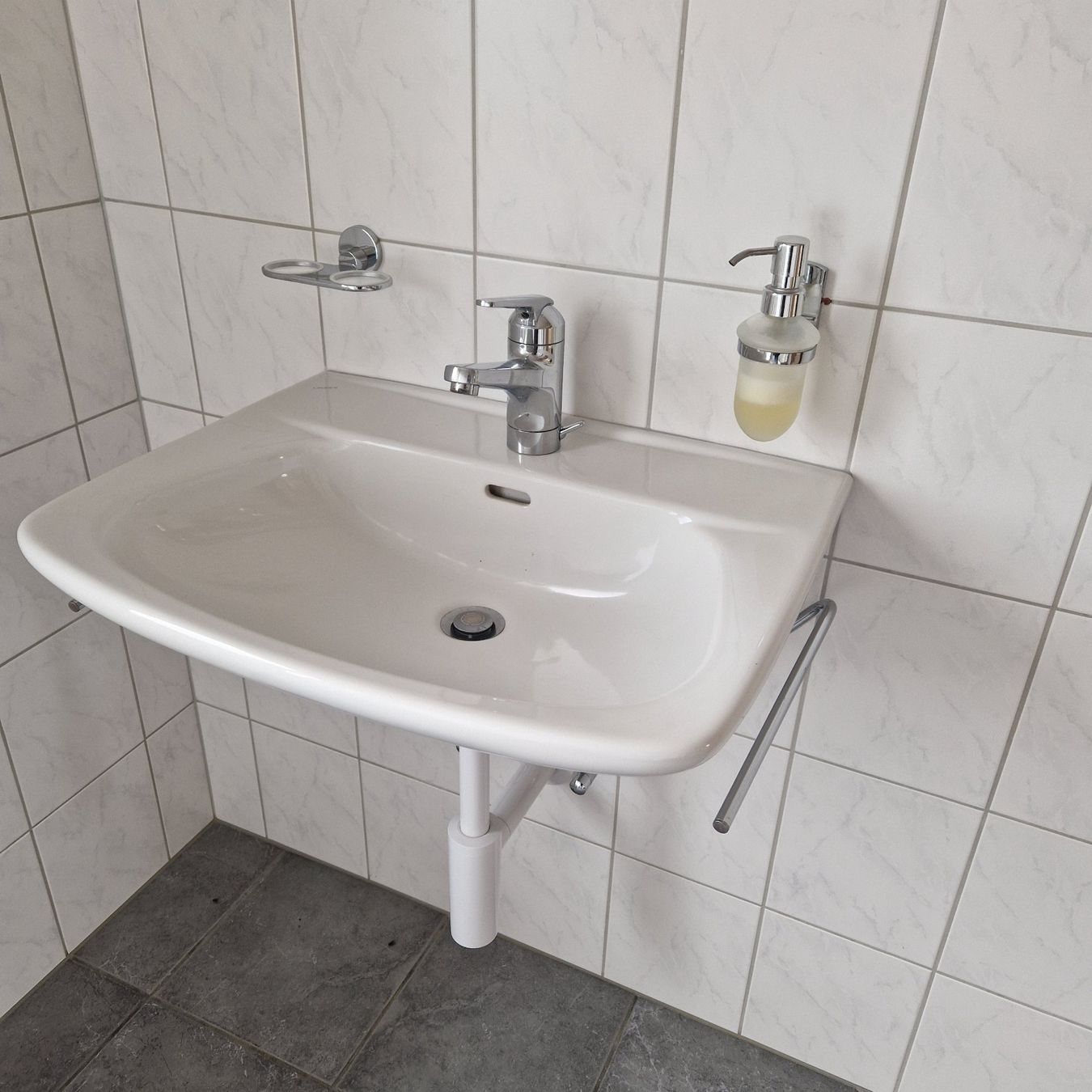 Lavabi & lavandini: Weisses Lavabo mit Armatur – Usato da Untereggen venduto da man_w8wc