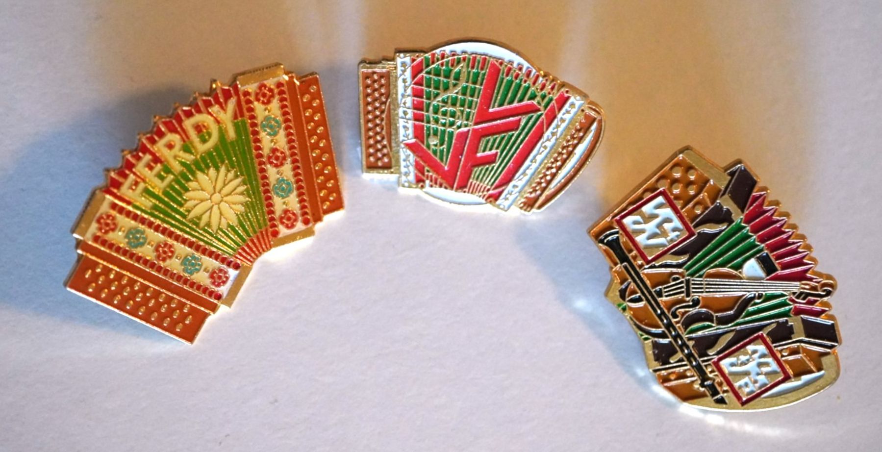 Placchette & Badge: 3 Pin Örgeli – Usato da Worb venduto da worb01