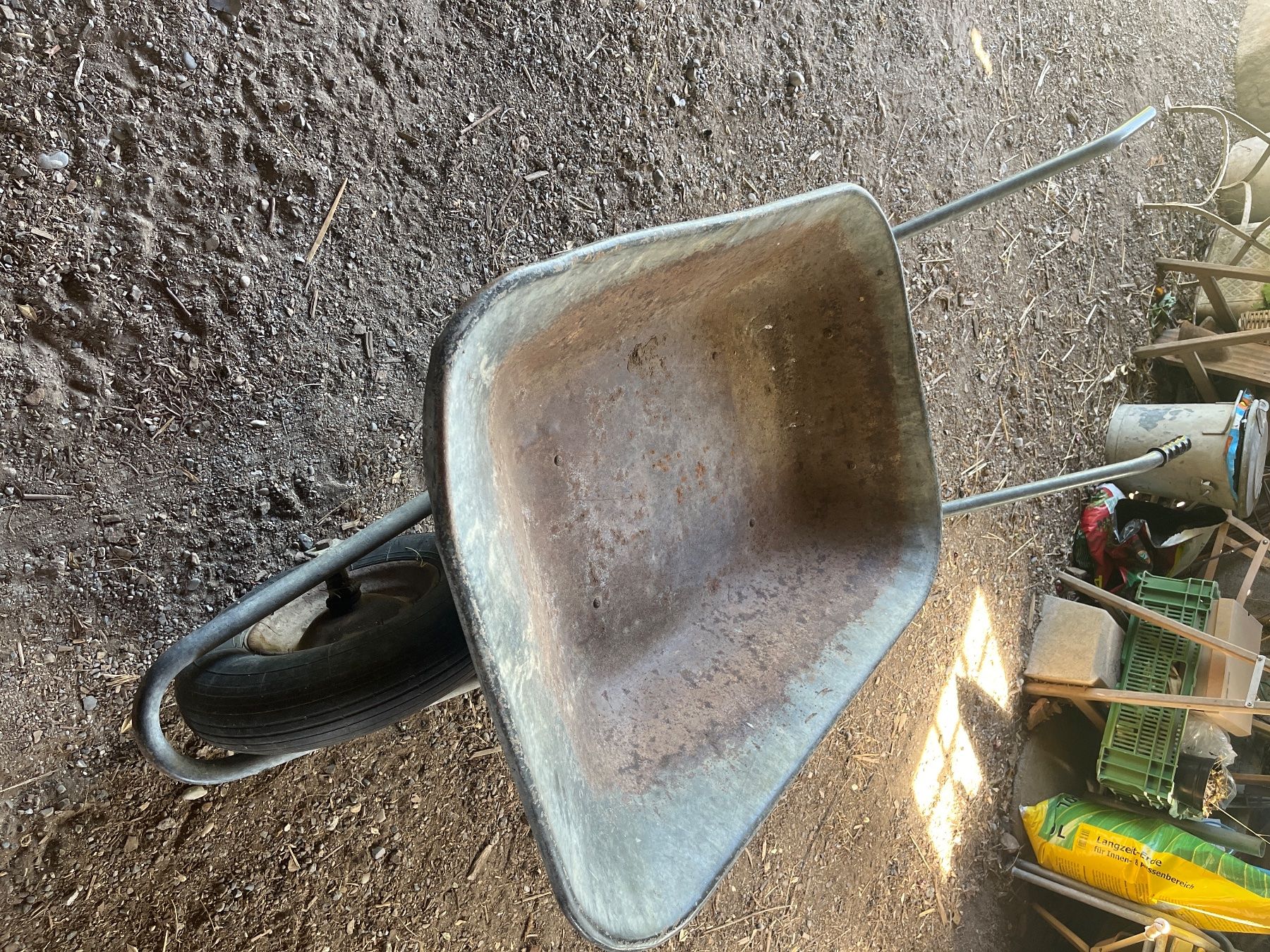 Schubkarren: Schubkarre Metall – Gebraucht aus Bauma von Haarspange 1