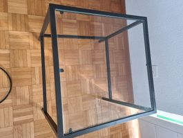 Tisch aus Metall und Glas