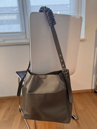 ALLSAINTS Leder Tote Bag Taupe – Echtleder, Rüschen-Träger