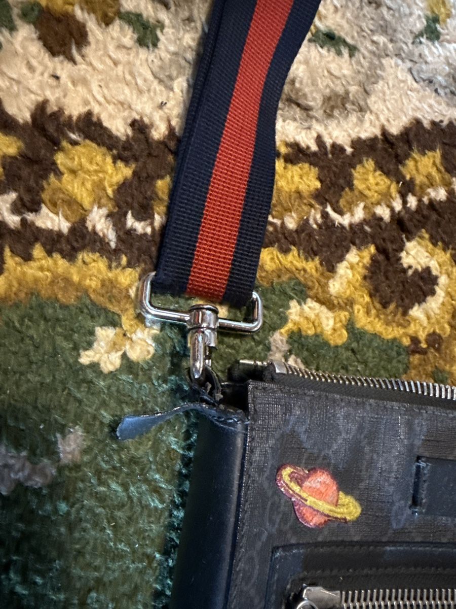 Gucci Borse: Gucci Umhängetasche mit Sticker – Usato da Uetendorf venduto da Loscar1 2