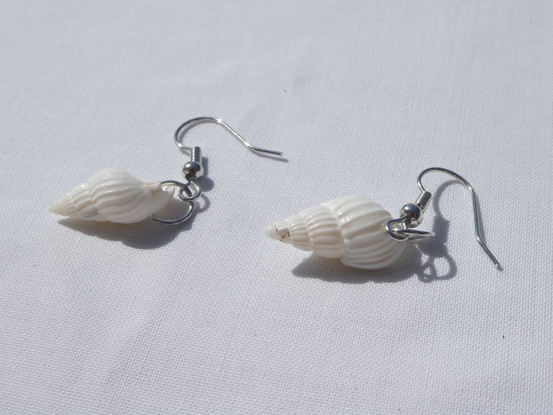 Orecchini pendenti & Orecchini a lobo: Ohrhänger mit kleiner Muschel, Modeschmuck / neu – Nuovo (secondo la descrizione) da Gattikon venduto da kaandooh 1