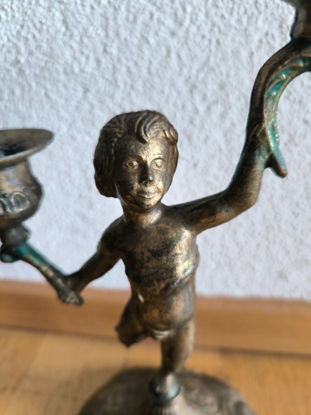 Portacandele: Antiker Kerzenständer Cherub, Messing, 23cm – Usato da Zürich venduto da Decours 1