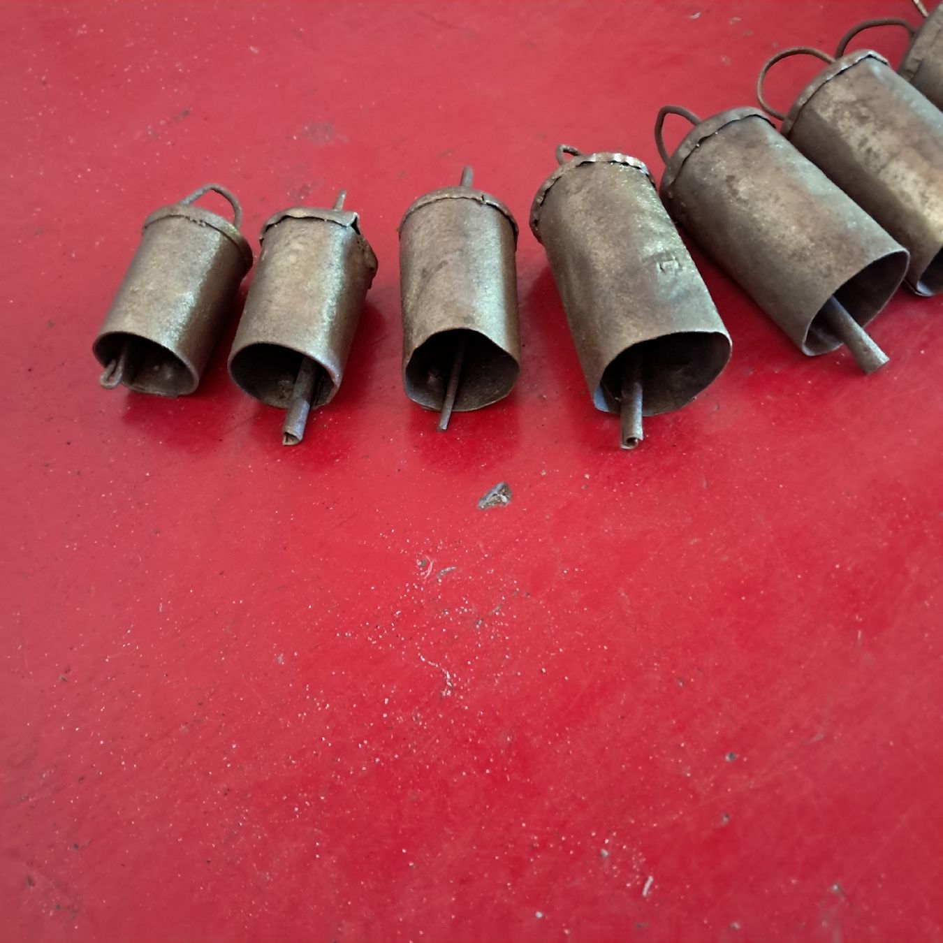 Campanacci mucche: 11 ANTIKE KLEINE GLOCKEN  – Usato da Murten venduto da SHETHOF 3