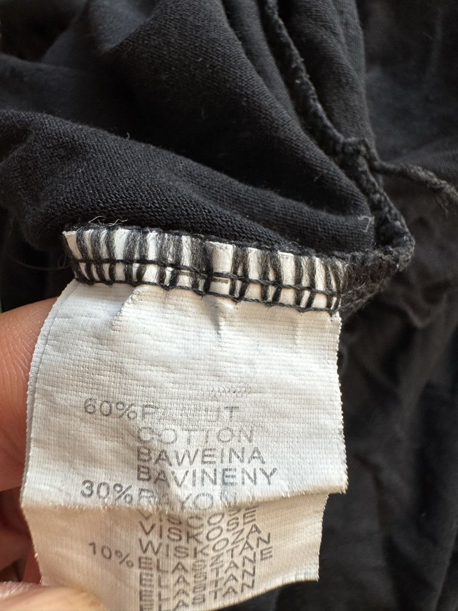 T-shirt: Tshirt mit Glitzersteinchen  – Usato da Obfelden venduto da cesarina10 6