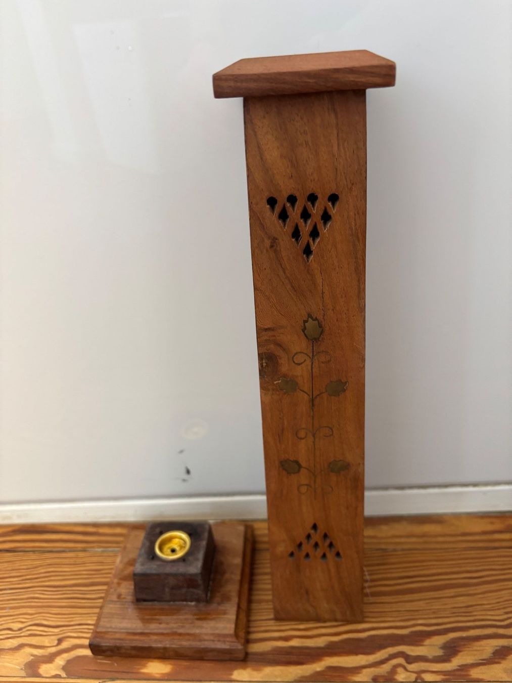 Tutte le decorazioni: Tablett aus geschnitztem Rosenholz / Messing, Räuchergefäß – Usato da Horgen venduto da uge_pd5p 3