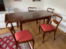 Sehr schöner Holztisch mit Ausziehplatte und 4 Stuhle