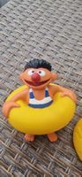 Ernie im Schwimmring und Quietscheentchen
