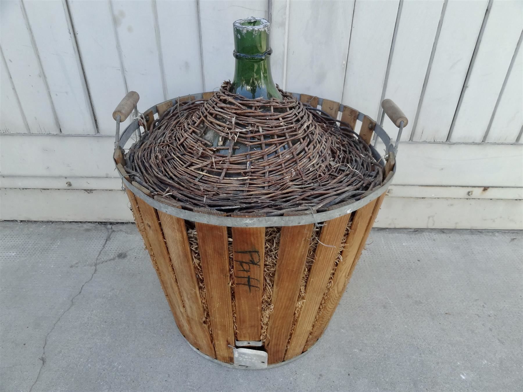 Bottiglie: alte sehr grosse Korbflasche Holzkorb – Nuovo e nell'imballaggio originale da Kerzers venduto da Flaschenposten 1