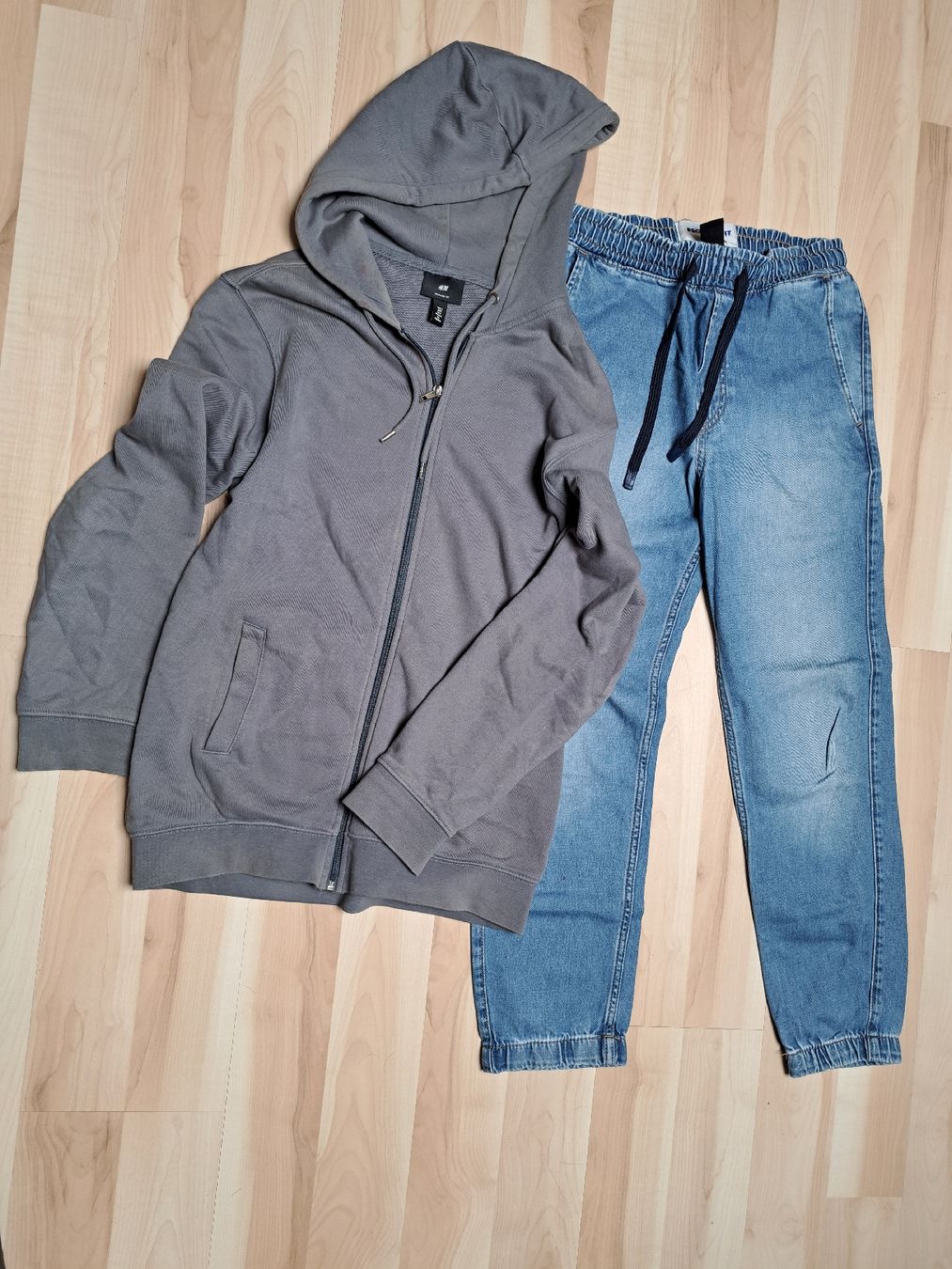H&M Lotti & Set di vestiti: Sweatjacke und Jeans Gr XS/S – Usato da Fischbach-Göslikon venduto da Reddy1