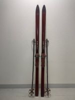 Ski (Nr. 39), Holzski von ca. 1950 mit Stöcken