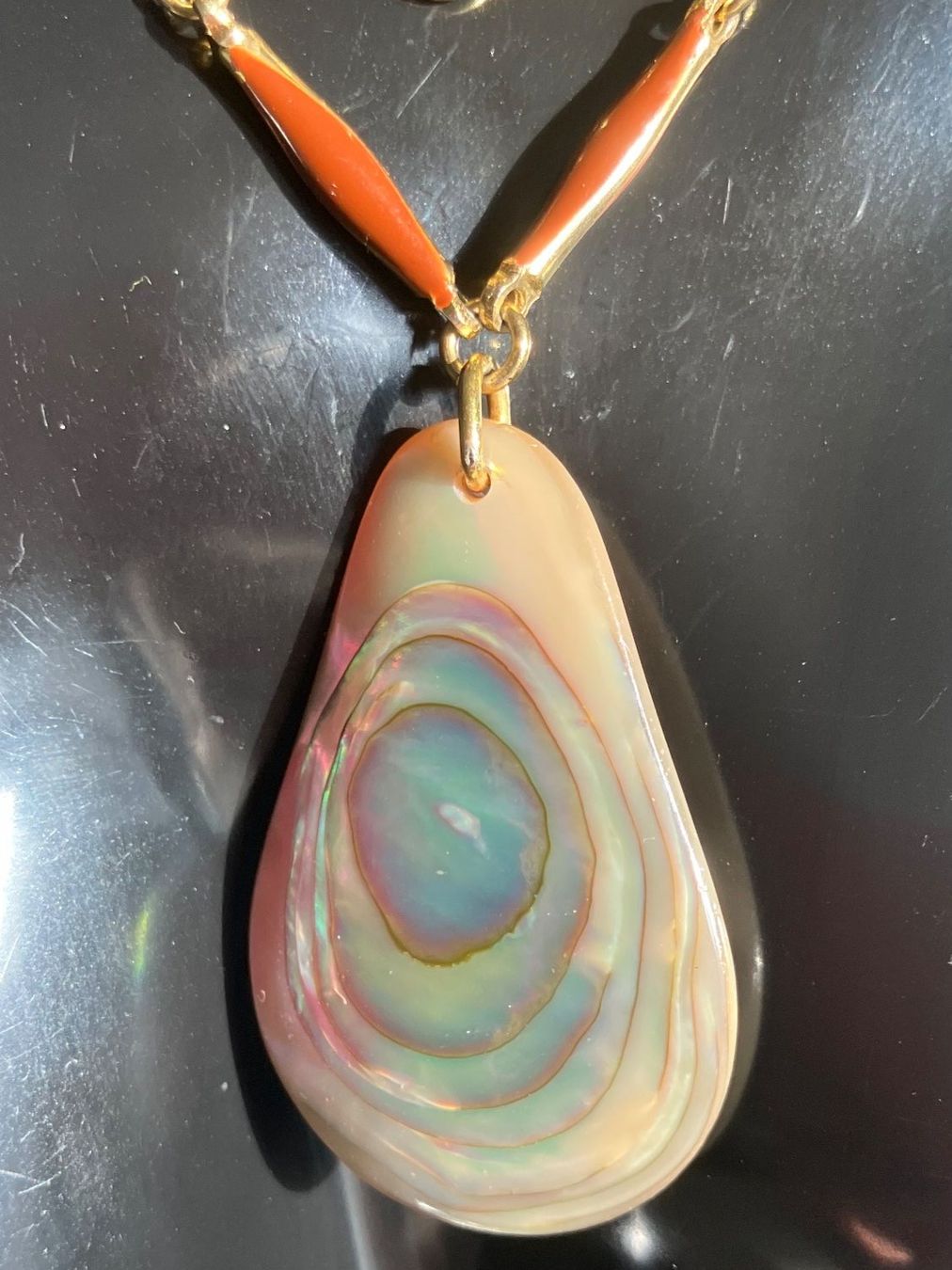 Catenine: Collier vintage avec pendentif nacre véritable, – Usato da Peseux venduto da Cresus27 7