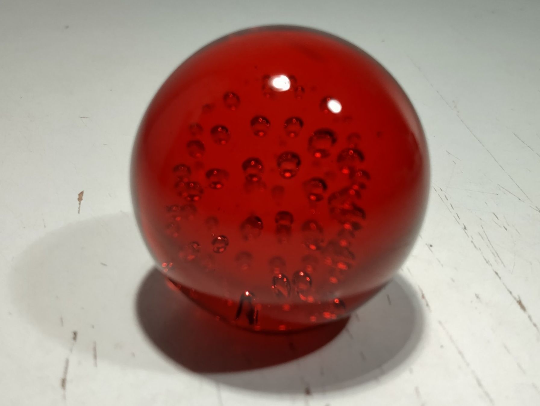 Statuette: Rote Glaskugel, Paperweight mit Luftblasen – Usato da Bellach venduto da JingleCherry