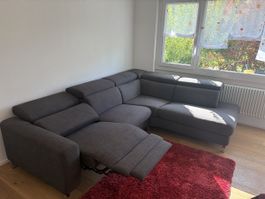 Ecksofa mit elektrisch verstellbarem Sessel 