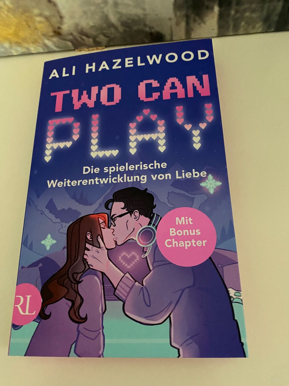 Libri: Ali Hazelwood Two Can Play – Nuovo (secondo la descrizione) da Fällanden venduto da Maxim20