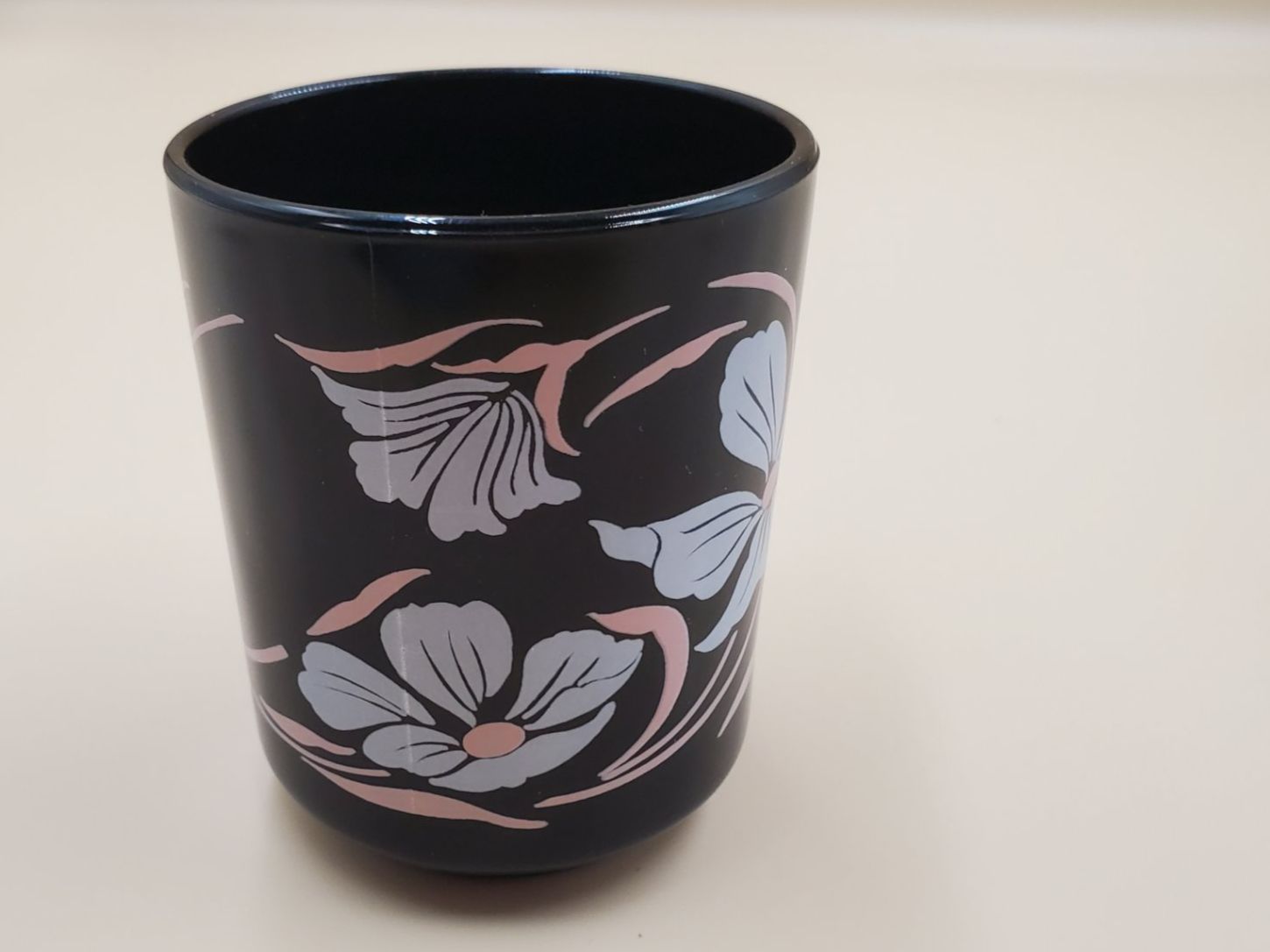 Tassen: Tasse noire vintage à fleurs Arcoroc – Gebraucht aus Rennaz von La_malle_du_dauphin 1