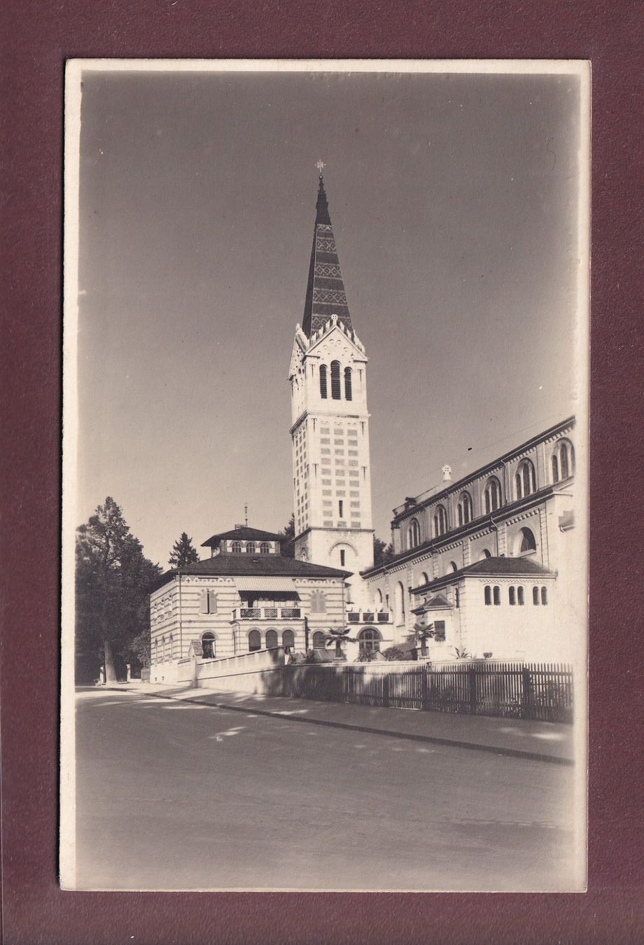 Cartoline postali: BERN - Dreifaltigkeitskirche – Usato da Pully venduto da nicecards