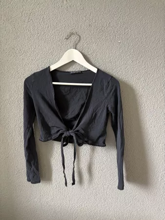 Haut court Brandy Melville noué noir manches longues