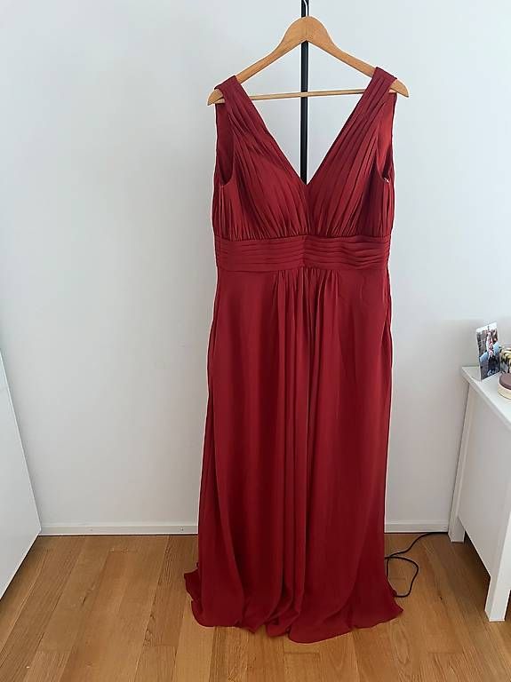Robes: Neues ungetragenes Festkleid  – D'occasion à Winterthur par janina98 2