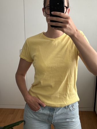 Pastelgelbes T-Shirt