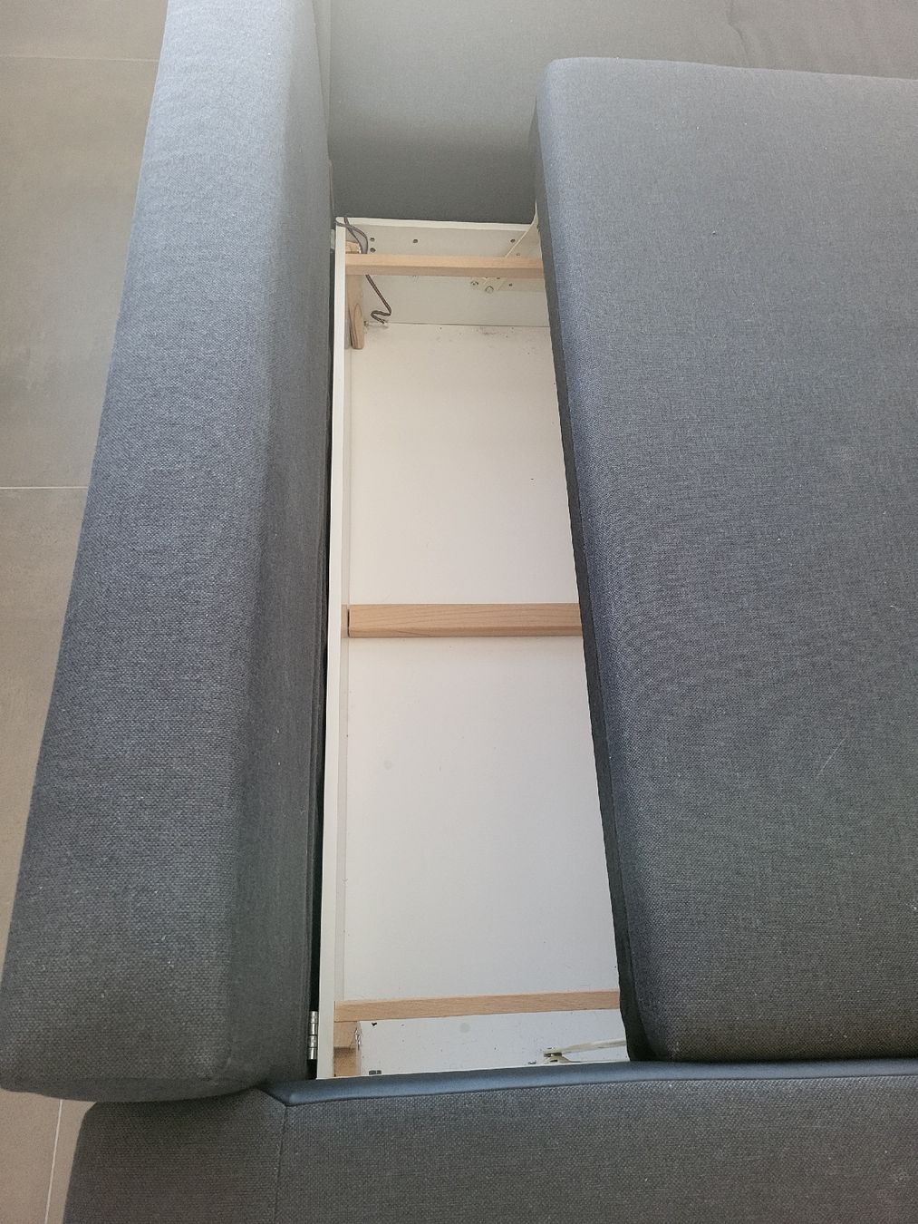 Divani: Ecksofa grau mit Bettfunktion guter Zustand – Usato da Uznach venduto da Kerruk 3