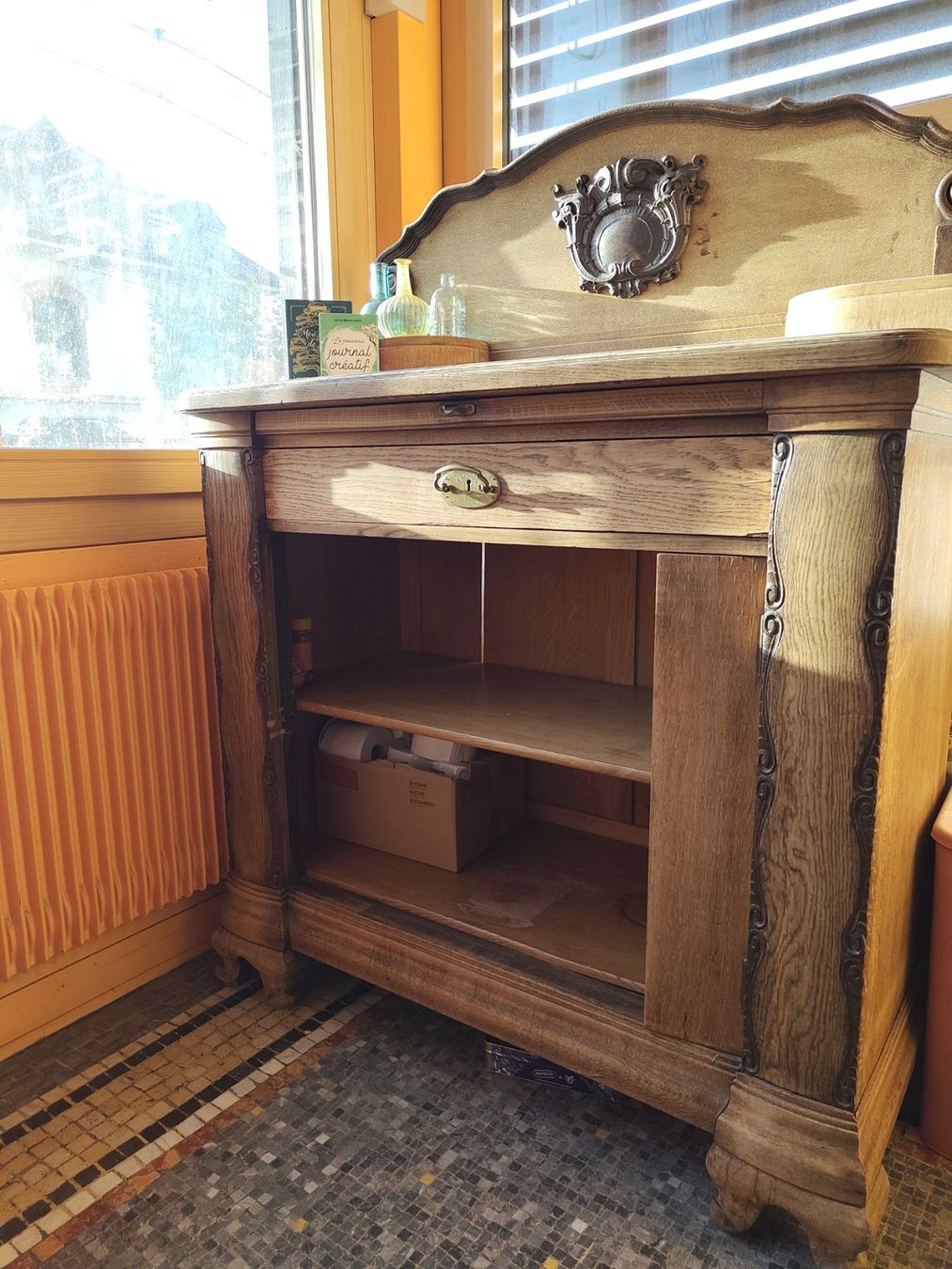 Credenze: Buffet bas en chêne sculpté - Style Métier – Usato da Neuchâtel venduto da CaritasNE 2