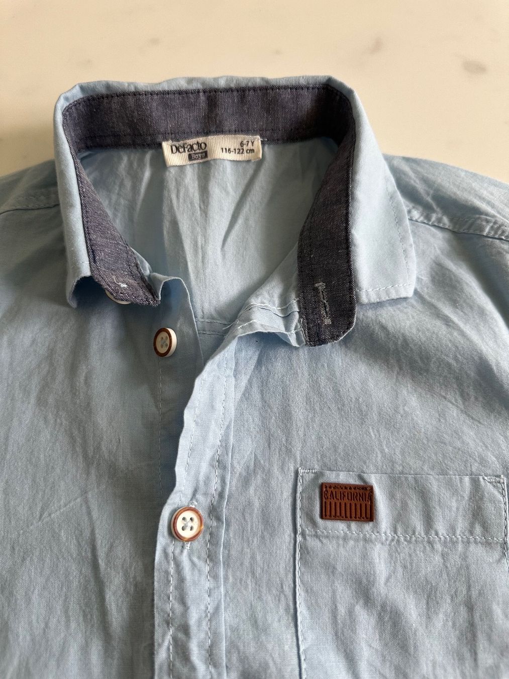 Chemises, T-shirts & Polos: Jungen Hemd Hellblau / Gr. 116-122 / Langarm – D'occasion à Lausen par Swissart123 1