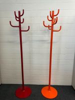 Design-Garderobenständer in Orange oder Rot