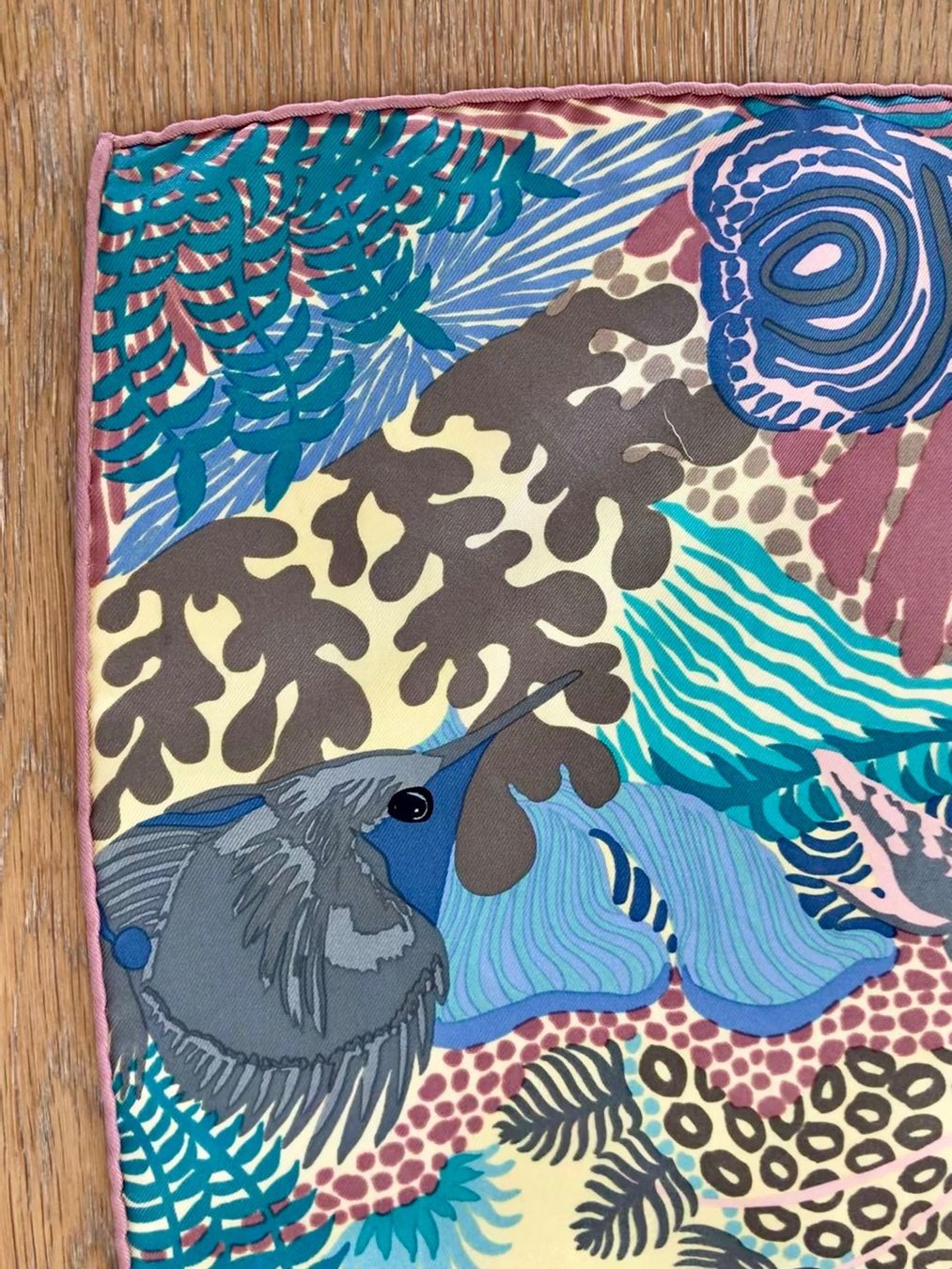 Hermès Foulards, Tücher & Schals: Hermès Seidentuch 90x90 UNDER THE WAVES 🌊 🐳🐠🐬 – Gebraucht aus Luzern von  6