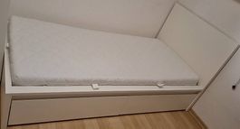 Bett mit Rost und Matratze