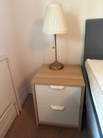 Zwei Nachttische und zwei IKEA-Tischlampen