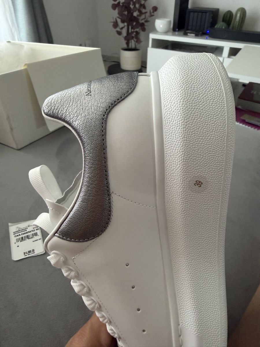 Alexander Mcqueen Scarpe da uomo: Neu Alexander McQueen Oversize Sneaker Weiss/Silber Metallic – Nuovo (secondo la descrizione) da Stetten AG venduto da Liz_2020 2