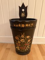 Alter handbemalter Schirmständer aus Holz mit Blumenmotiv