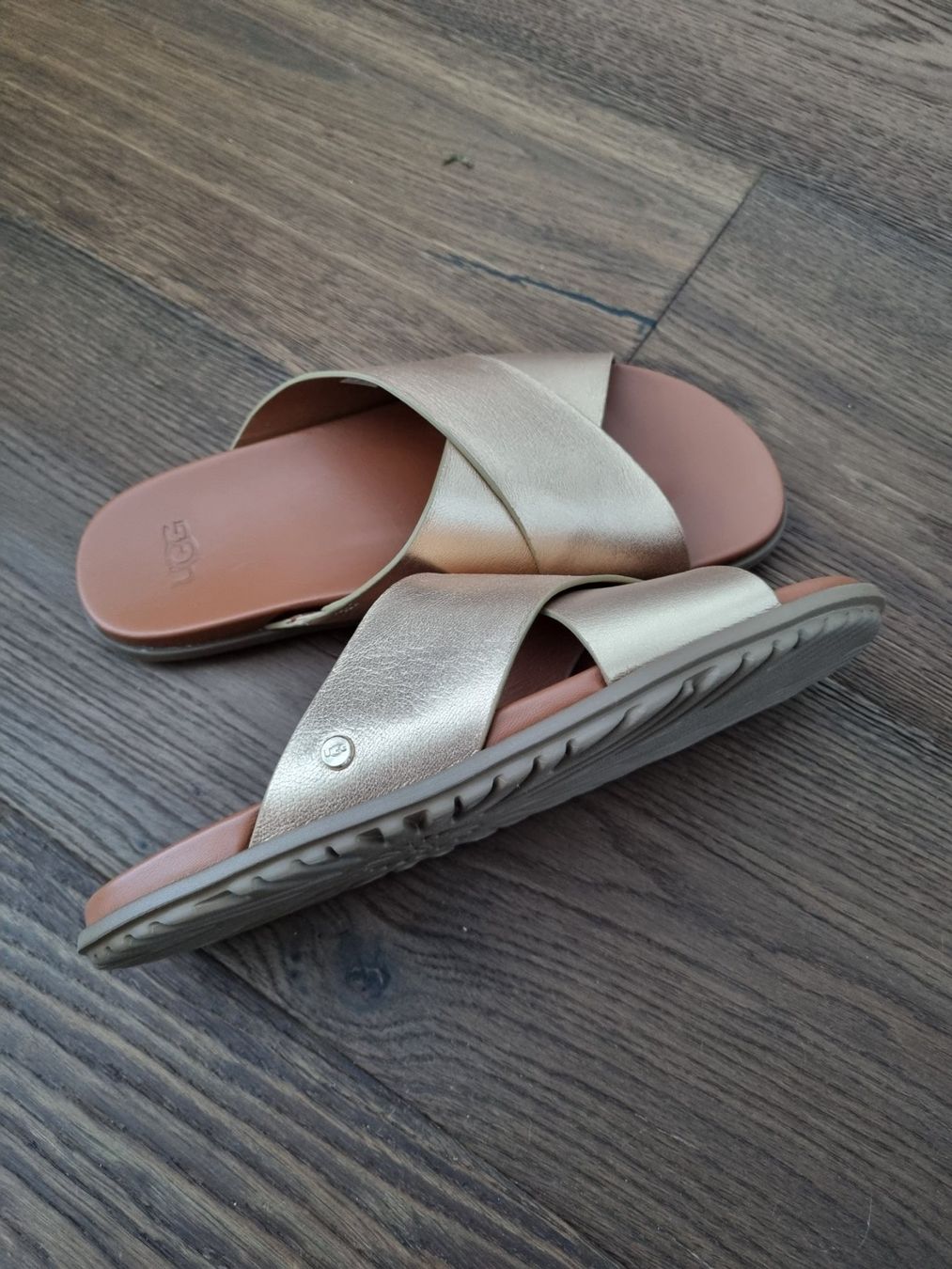 Ugg Scarpe da donna: UGG Solivan Crossband Pantoletten Sandalen Gr. 38 – Nuovo (secondo la descrizione) da Wolfwil venduto da s.ara_c 1