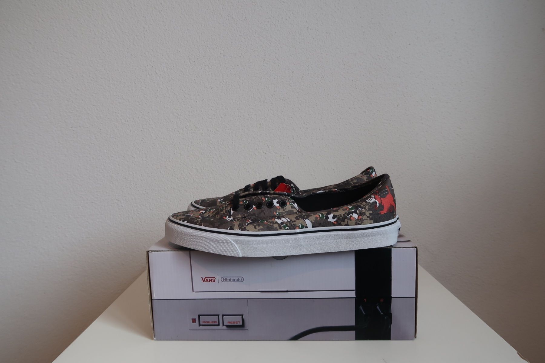 Vans Scarpe da uomo: VANS Authentic Nintento „DuckHunt“ – Nuovo e nell'imballaggio originale da Freienbach venduto da Badi1980