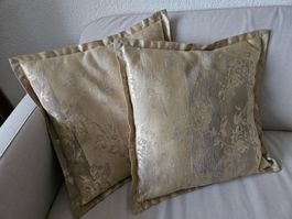 2 Edle Zierkissen, goldfarben, und passender Tischläufer