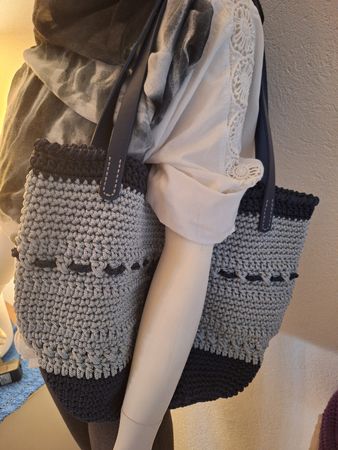 Handgehäkelte blaue Handtasche mit Lederhenkel