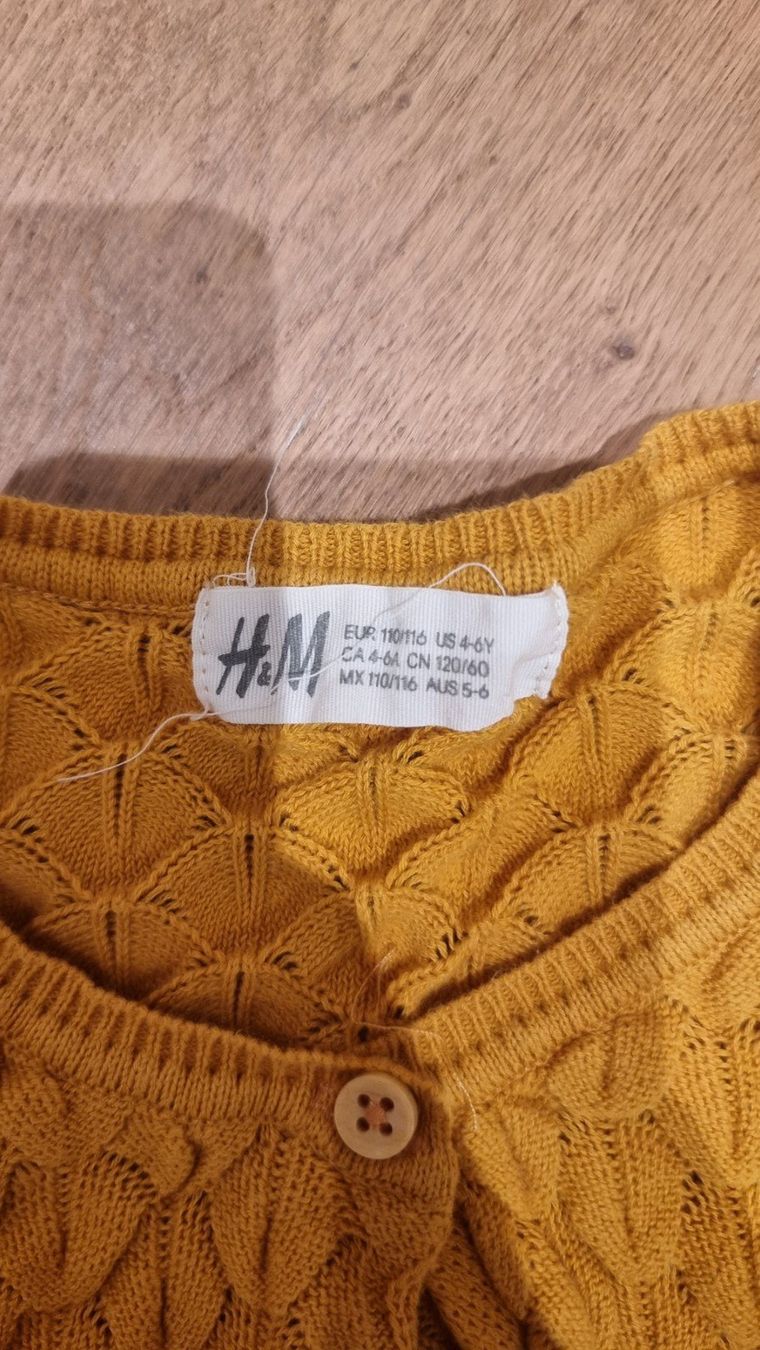 H&M Giacche & Cappotti: H&M Strickjäggli, 110/116 – Usato da Buttikon SZ venduto da Limo180 1