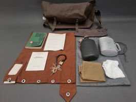 Militär bündle: Wäschesack, Feldflasche, versch. Handbücher