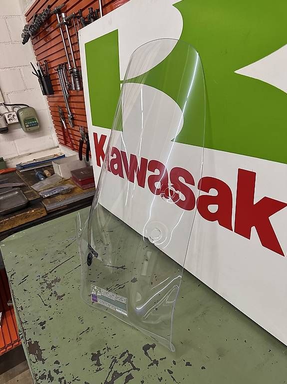 Peugeot Tutti pezzi di ricambio per scooter: Windschutzscheibe Peugot Sum Up 125 – Nuovo e nell'imballaggio originale da Dättlikon venduto da Becd 1