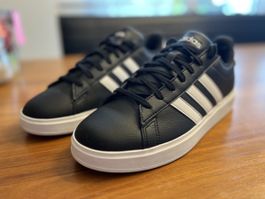 Schwarze Adidas Grand Court Schuhe, Grösse 44, neuwertig!