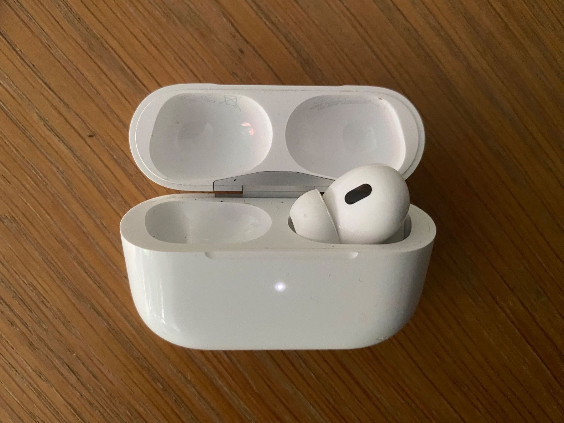 Apple Cuffie: Apple AirPods 2 Pro mit Ladecase, rechts – Usato da Spiegel b. Bern venduto da corn2009