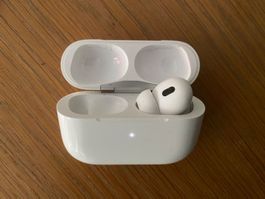 Apple AirPods 2 Pro mit Ladecase, rechts