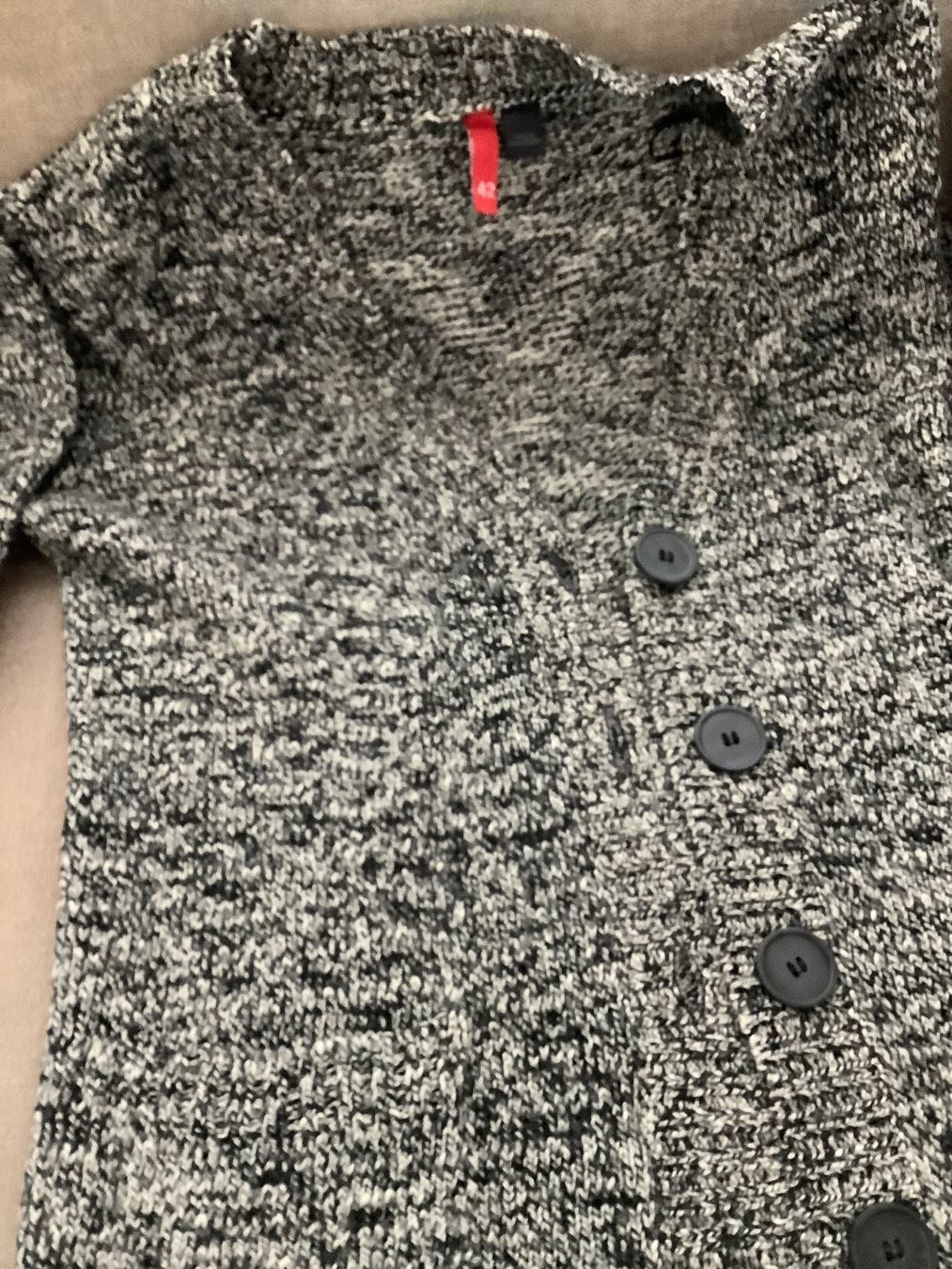 Lotti di vestiti: Strickjacke und zwei Rollkragenpullis – Usato da Triesen venduto da boston7 4