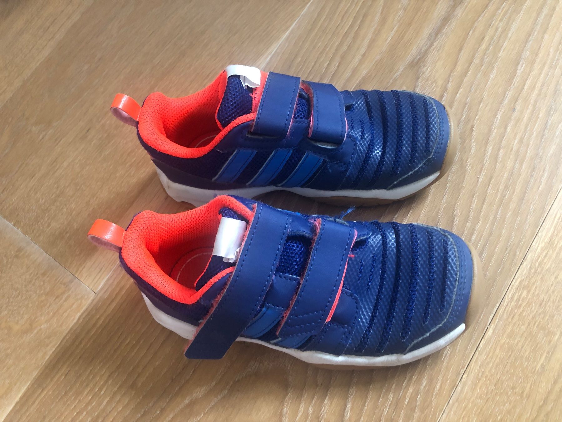 Adidas Scarpe per ragazzi: Adidas Hallenschuhe Gr. 30 – Usato da Sarmenstorf venduto da Contendra