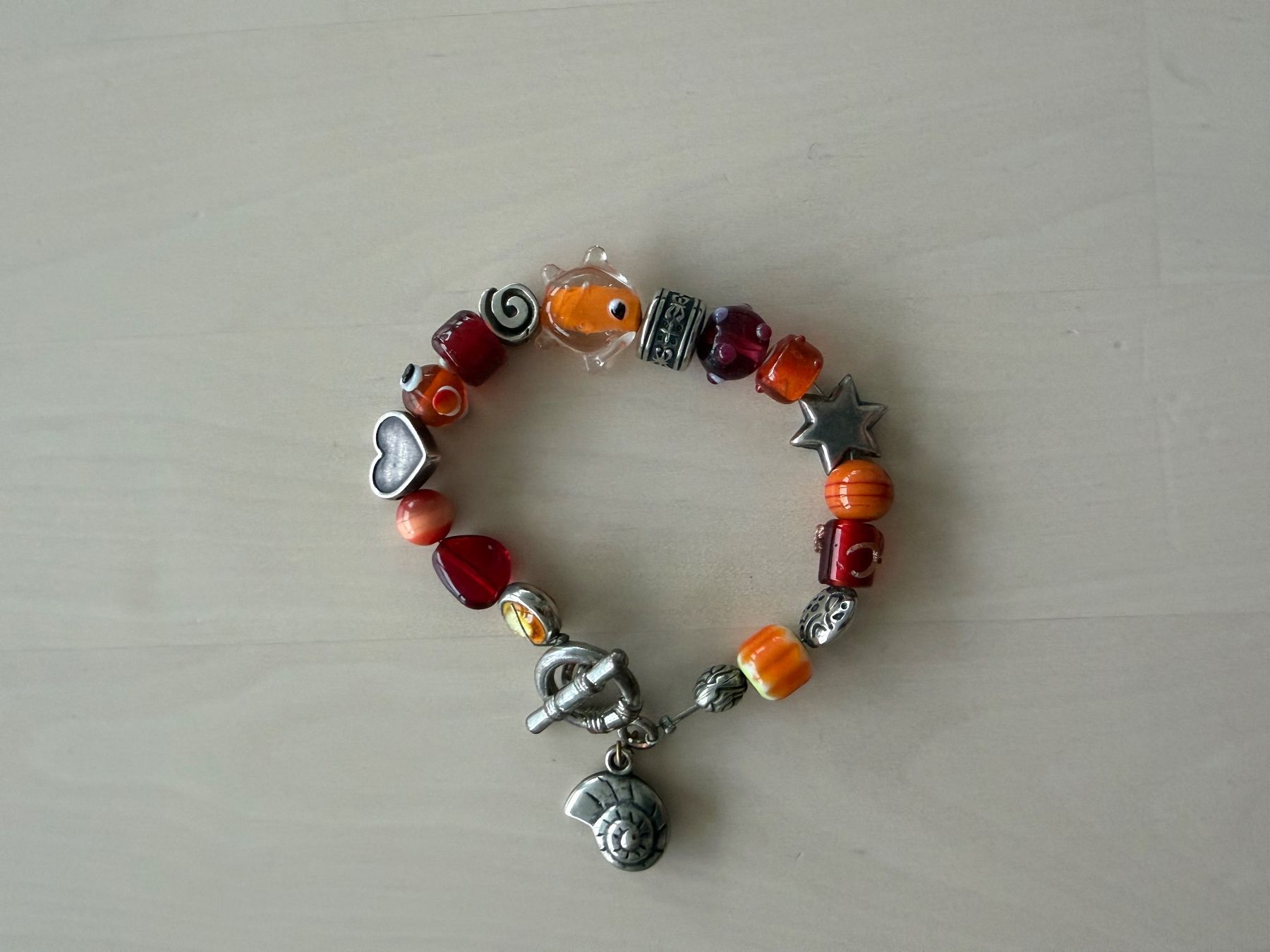 Bracciali & Braccialetti: Armband mit Glasperlen und Anhängern – Usato da Glattpark(Opfikon) venduto da infinite_bags101 1